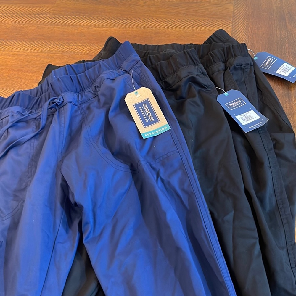 Cherokee- small petite Revolution scrub pants